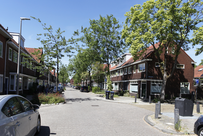 914288 Gezicht in de Jekerstraat te Utrecht, uit het zuidoosten, met rechts de ingang van de Molenbeekstraat.